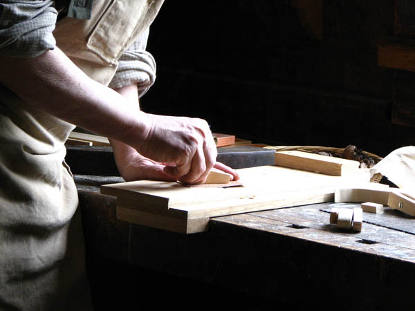Ofrecemos un servicio de <strong>carpintería  de madera y ebanistería en Luzaide/Valcarlos</strong> adaptado a las necesidades del <strong>cliente</strong>.